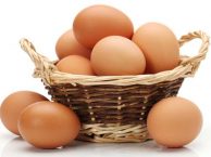 oeufs_dans_panier_fond_blanc