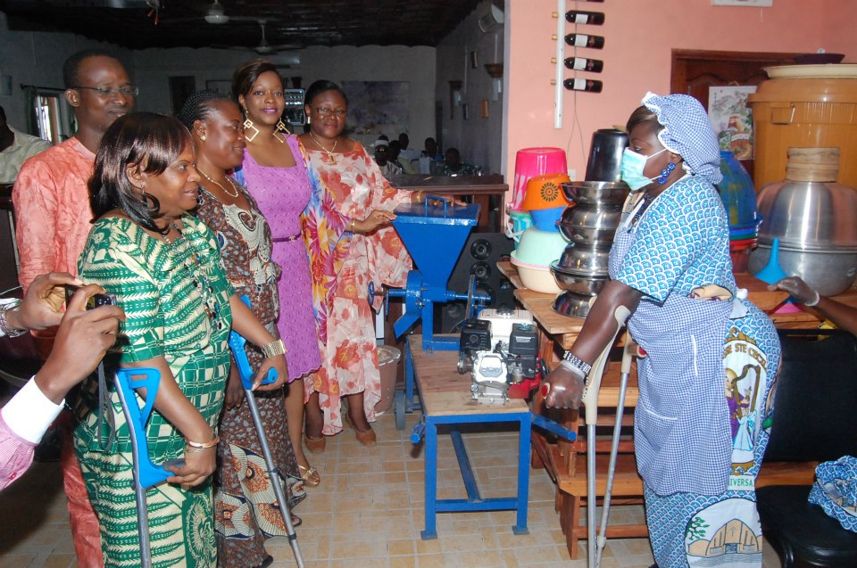 remise de matériel aux femmes handicapées